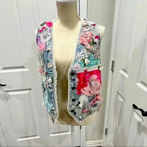 Vintage Acid Washed 80’s Denim floral, beaded embellished vest!❤️